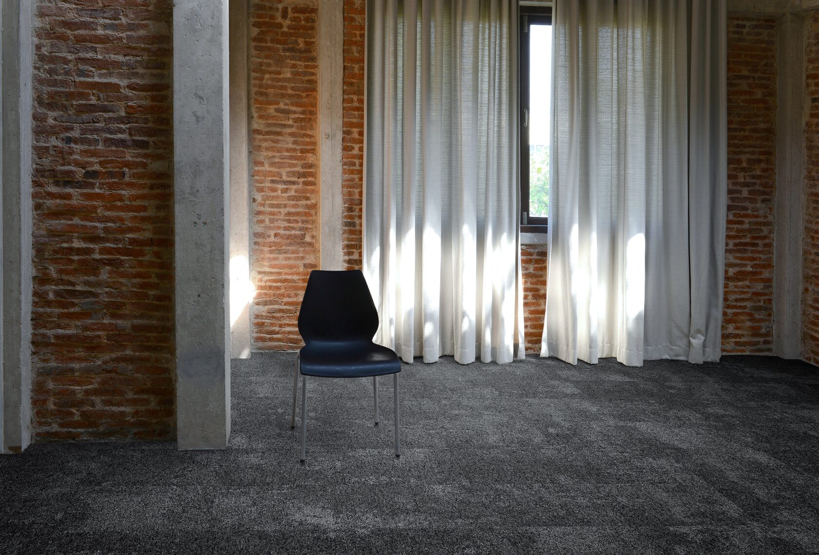 Ковровая плитка Bonkeel Sensei Granite 500×500×6,5 фото в интерьере